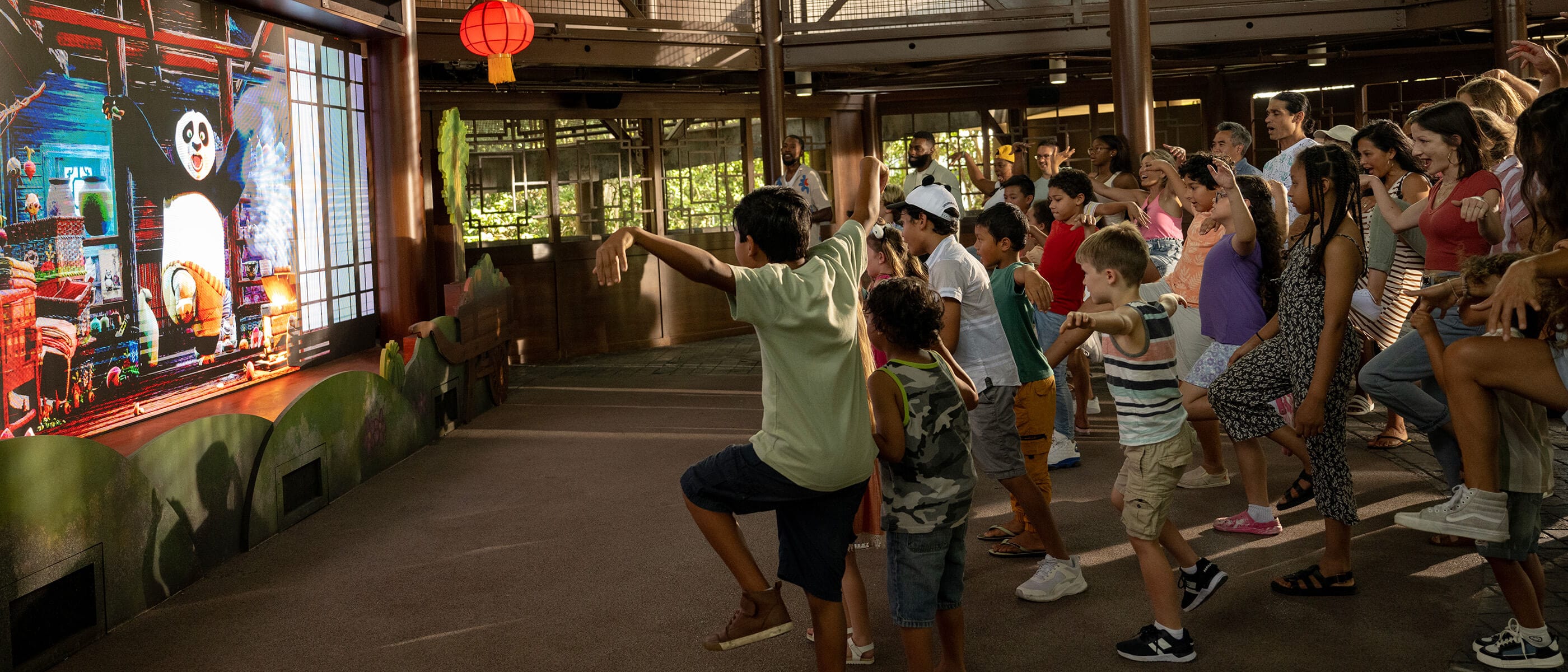 Niños imitando a Po mientras les muestra movimientos de kung fu durante una presentación en vivo de Po Live! en DreamWorks Land de Universal Studios Florida.