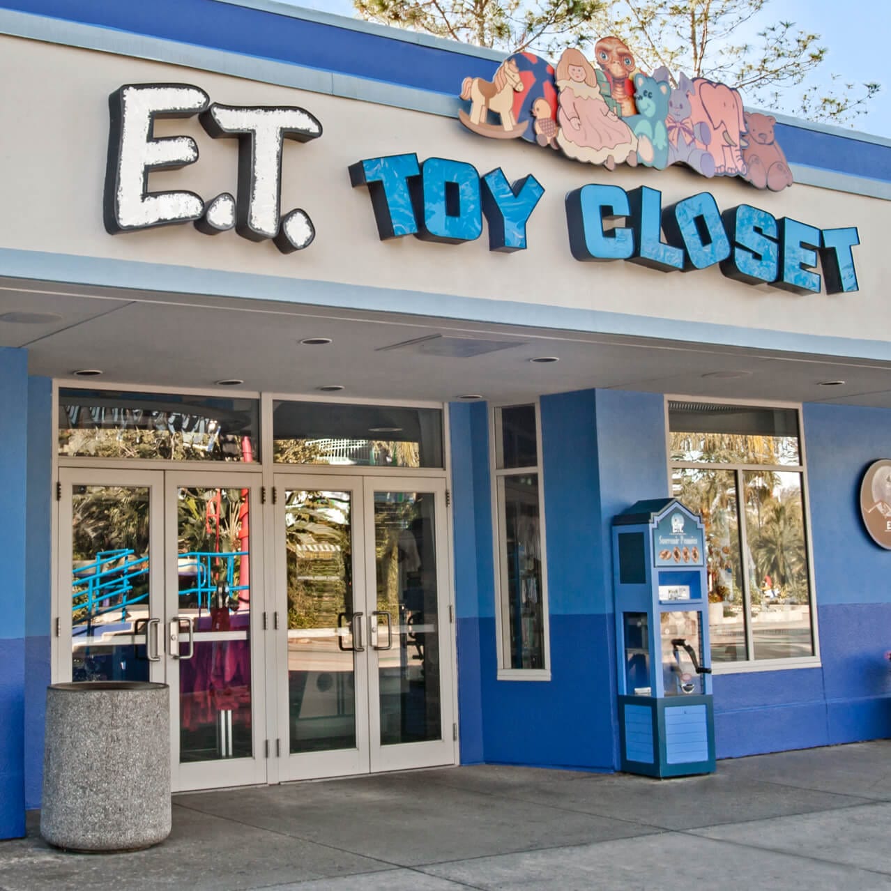 El exterior de E.T. Toy Closet & Photo Spot, un estudio fotográfico y una tienda de regalos familiar en Universal Studios Orlando.