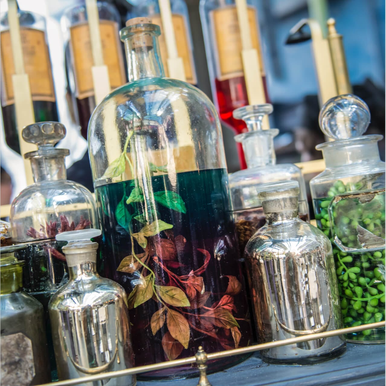 Varios de los brillantes y hechizantes ingredientes disponibles en Eternelle's Elixir of Refreshment de Diagon Alley, en Universal Studios Orlando.