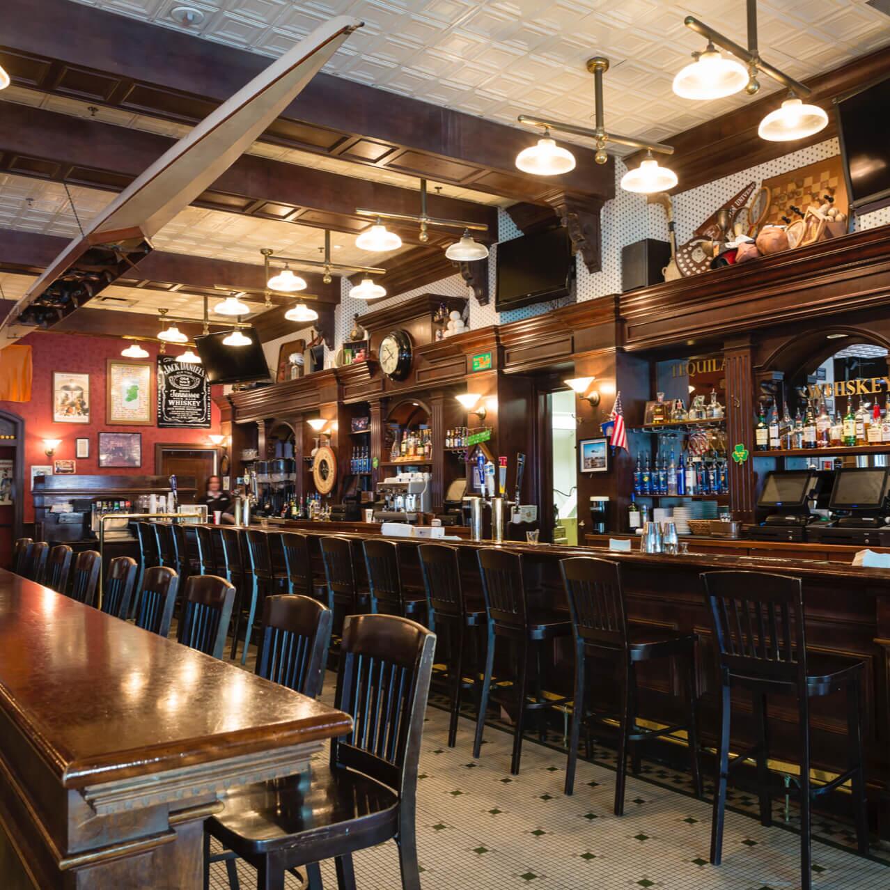 Finnegan's Bar and Grill en Universal Studios Orlando cuenta con un variado bar, además de un menú completo.