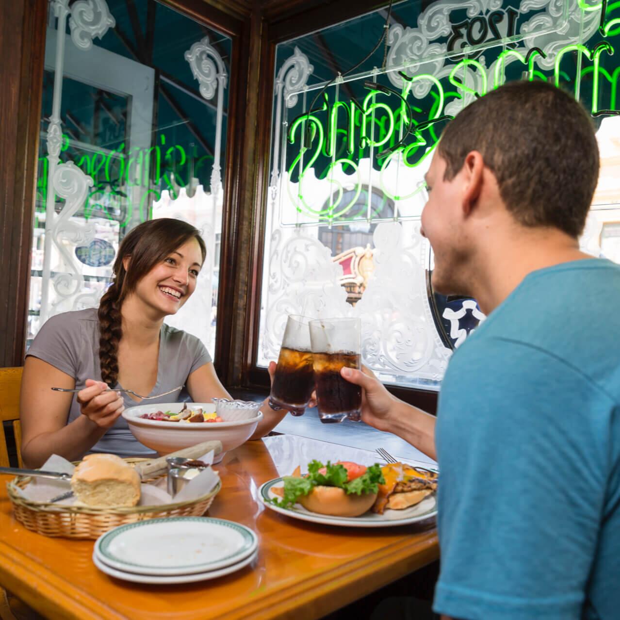 Escena de brindis en Finnegan's Bar and Grill, ubicado en el área de New York de Universal Studios Orlando.