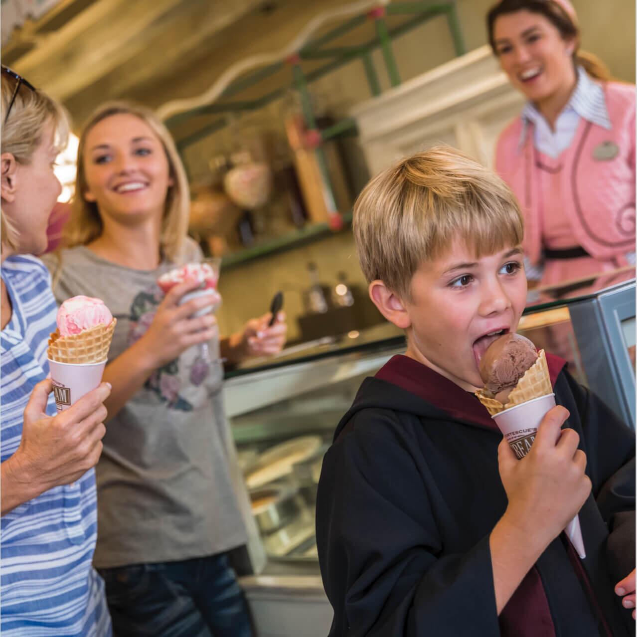 Un niño comiendo un helado en Florean Fortescue's Ice-Cream Parlour de Diagon Alley en The Wizarding World of Harry Potter de Universal Studios Orlando.