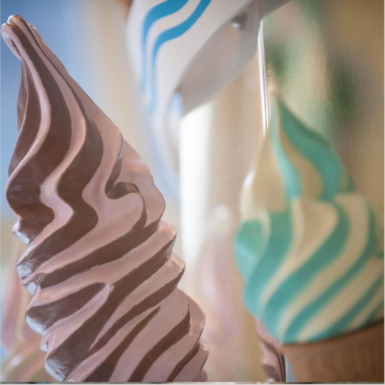 Helado de colores brillantes disponibles en Florean Fortescue's Ice-Cream Parlour de The Wizarding World of Harry Potter en Universal Studios Orlando.