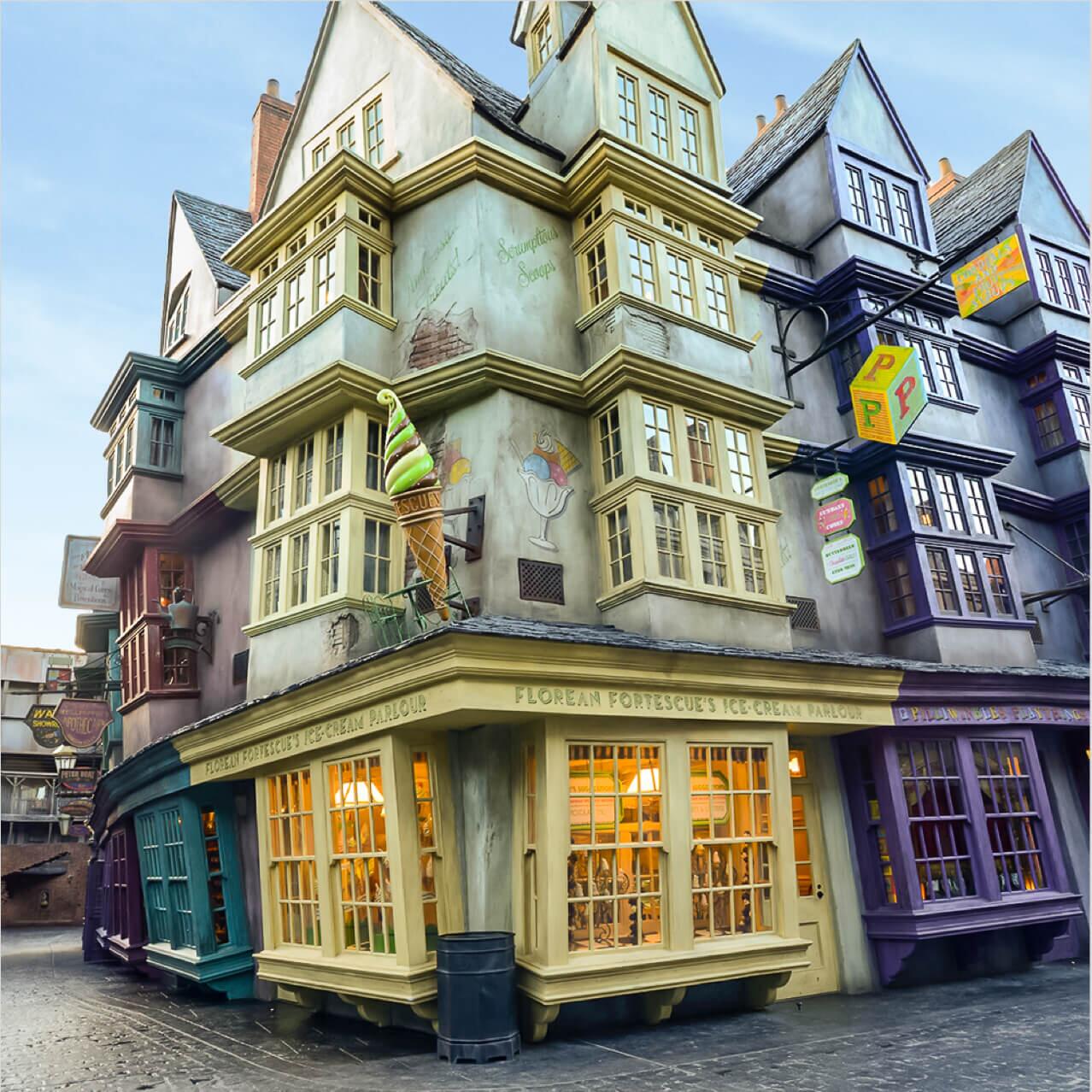El encantador exterior de Florean Fortescue's Ice-Cream Parlour de Diagon Alley en The Wizarding World of Harry Potter, de Universal Studios Orlando.