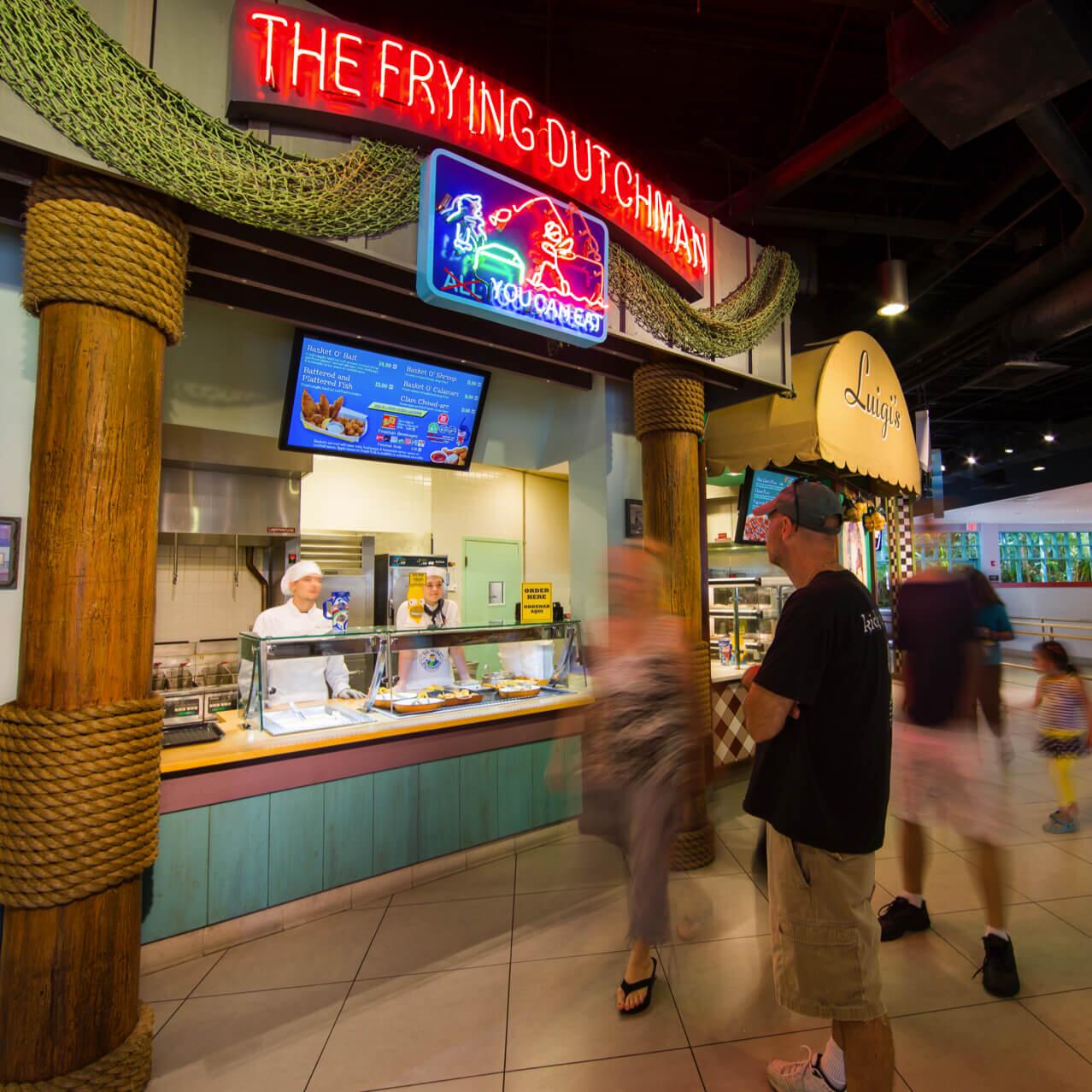 Vista del mostrador para peatones del restaurante de mariscos The Frying Dutchman, ubicado en el área temática The Simpsons™ de Universal Studios® Orlando.