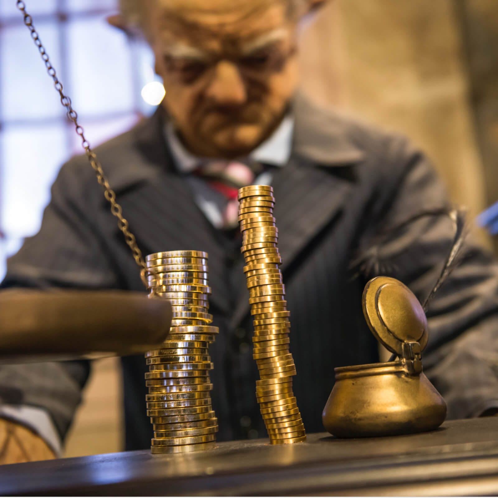 Imagen 1 de los Datos Rápidos de Gringotts Money Exchange, con un duende trabajando a lo usual.