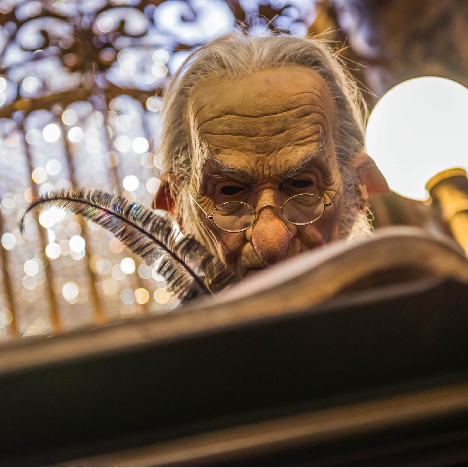 Imagen 2 de Gringotts Money Exchange Fast Facts de un duende diligentemente apuntando información.
