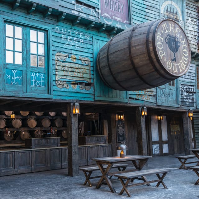 La fachada auténticamente deteriorada de The Hopping Pot, un puesto de bebidas de la sección temática basada en Harry Potter de Universal Studios en Orlando.