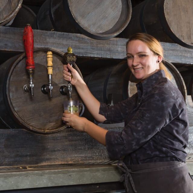 Una camarera en The Hopping Pot de Diagon Alley, en The Wizarding World of Harry Potter de Universal Studios en Orlando.