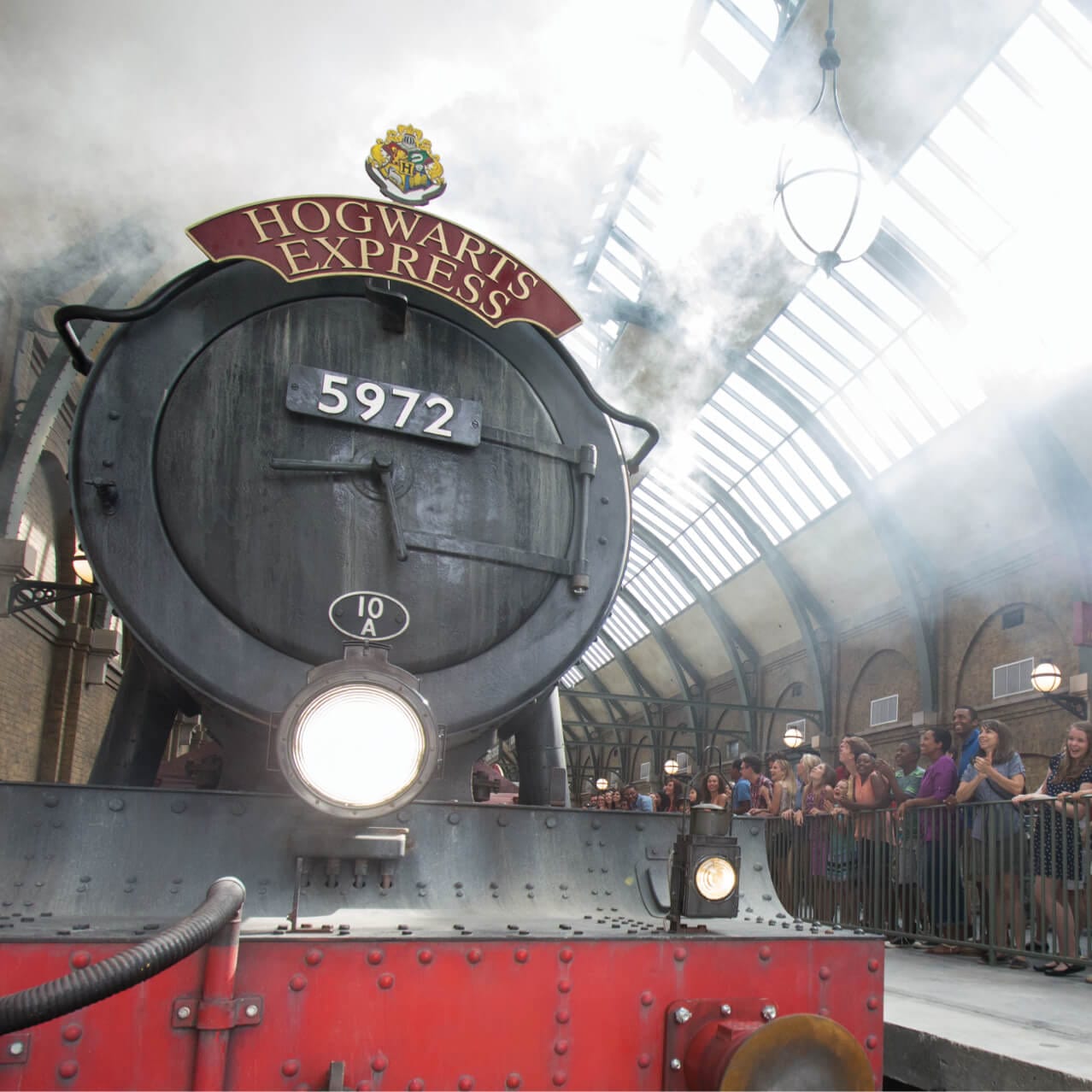 Viaja entre las dos tierras en el Hogwarts™ Express con un Boleto Parque a Parque, Pase Anual o Pase Seasonal*.