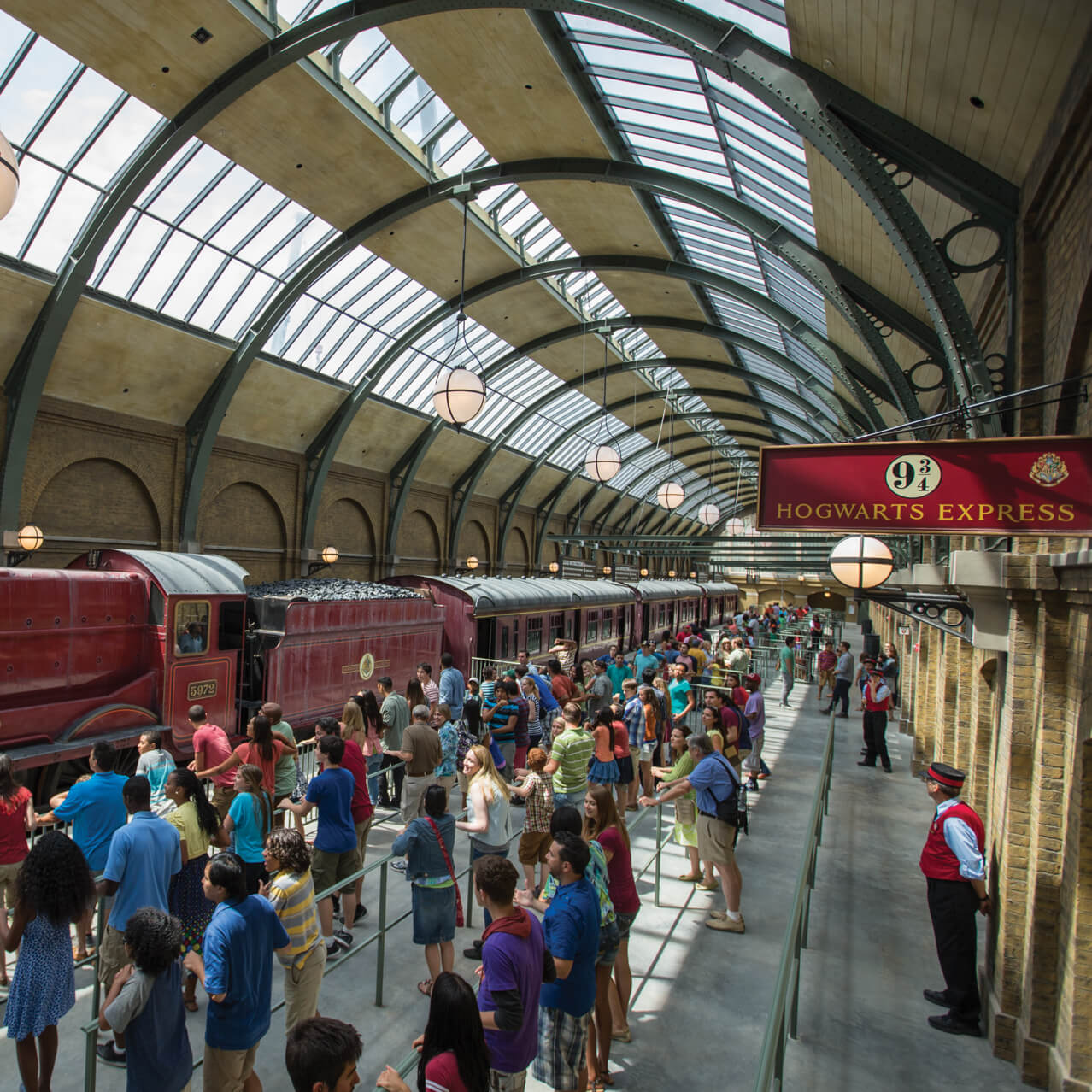 Visitantes de Universal Studios Orlando esperan abordar el tren de Hogwarts™ Express en King's Cross Station.