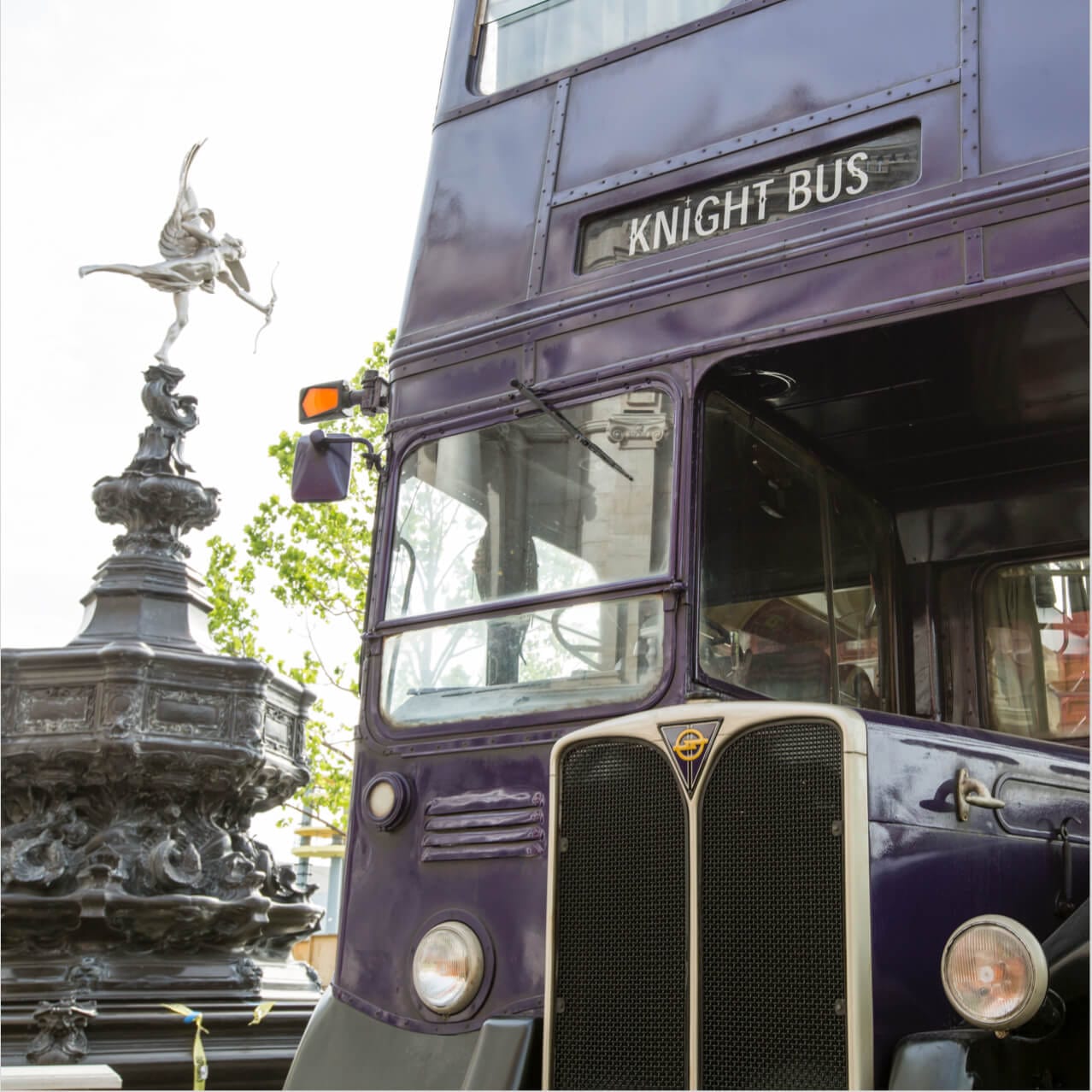 El Knight Bus™, una instalación con temática de Harry Potter, que los visitantes pueden ver en Universal Studios de Orlando.