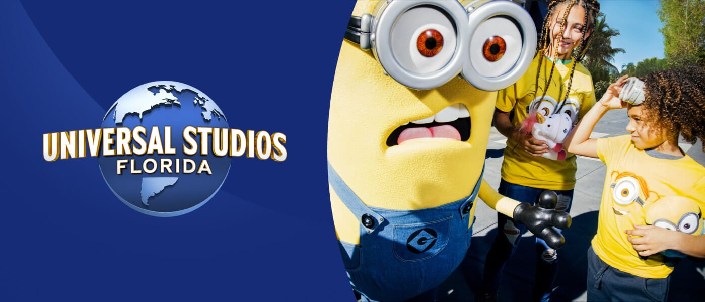 Dos niños con camisetas de los minions se encuentran con un personaje de los minions en el parque temático Illumination's Minion Land en Universal Studios Florida