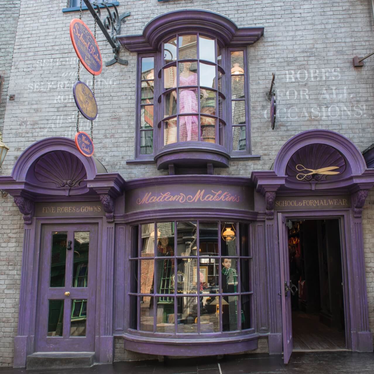 El exterior de Madam Malkin's Robes For All Occasions, una tienda de ropas con temática de Harry Potter en Universal Studios de Orlando.