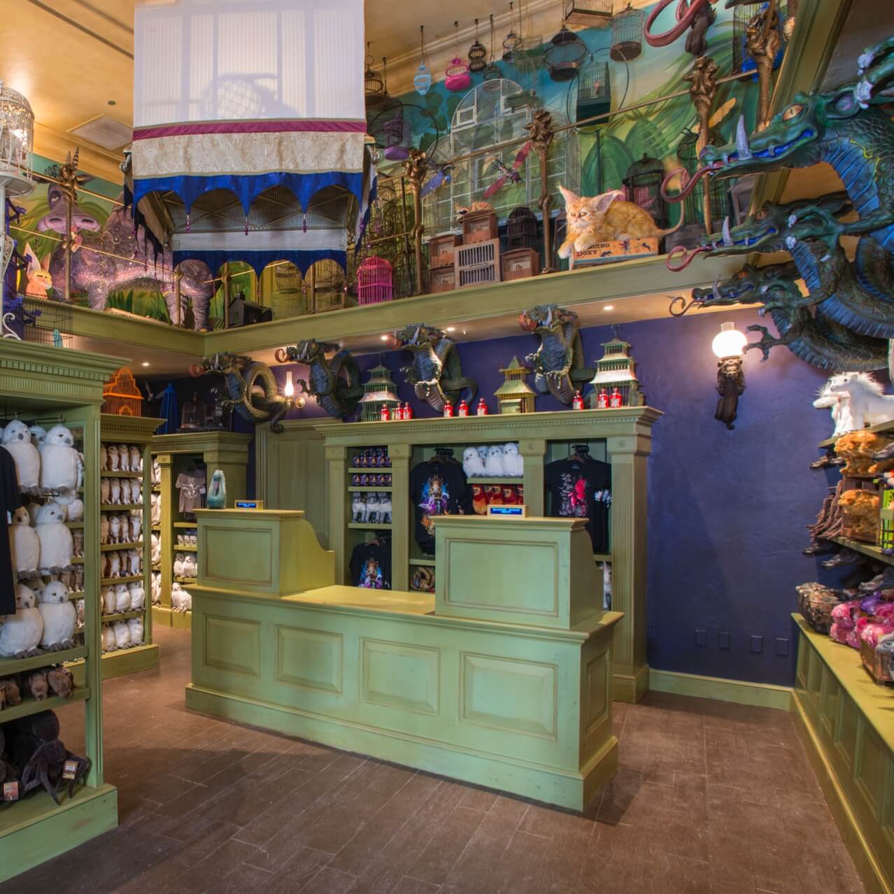 Estantes llenos de peluches de criaturas de Harry Potter en venta, dentro de la tienda Magical Menagerie en Universal Studios de Orlando.