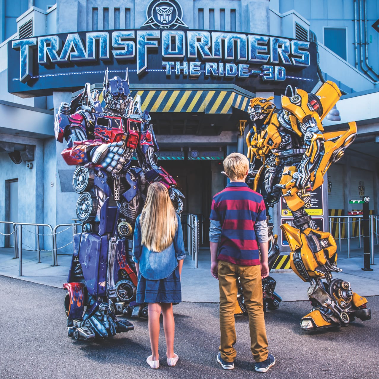 Dos adolescentes conocen a Optimus Prime y Bumblebee en Meet The TRANSFORMERS en Universal Studios Florida.