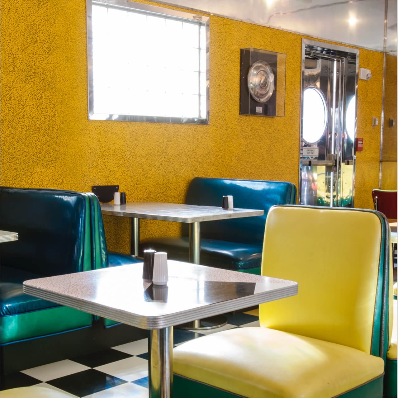 Mel's Drive In, en el área de Hollywood de Universal Studios® Orlando, es un restaurante al estilo de los comedores estadounidenses de la década de 1950. 