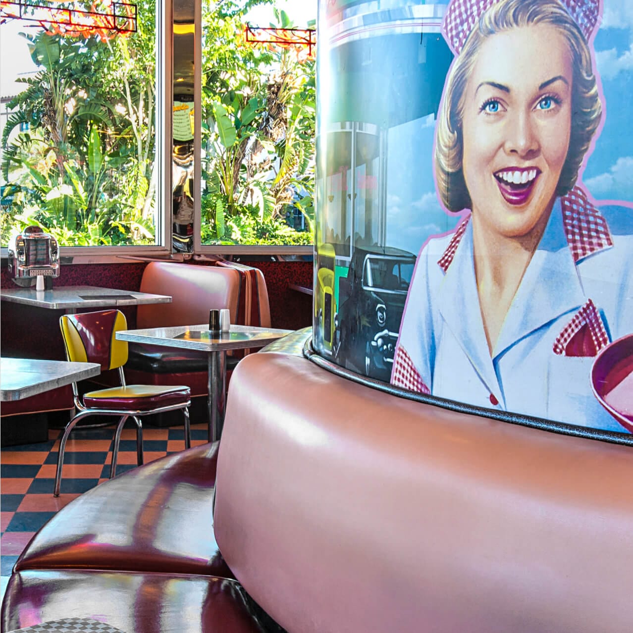 El interior de Mel's Drive In, inspirado en los comedores clásicos, es un restaurante retro en el área de Hollywood de Universal Studios® Orlando. 
