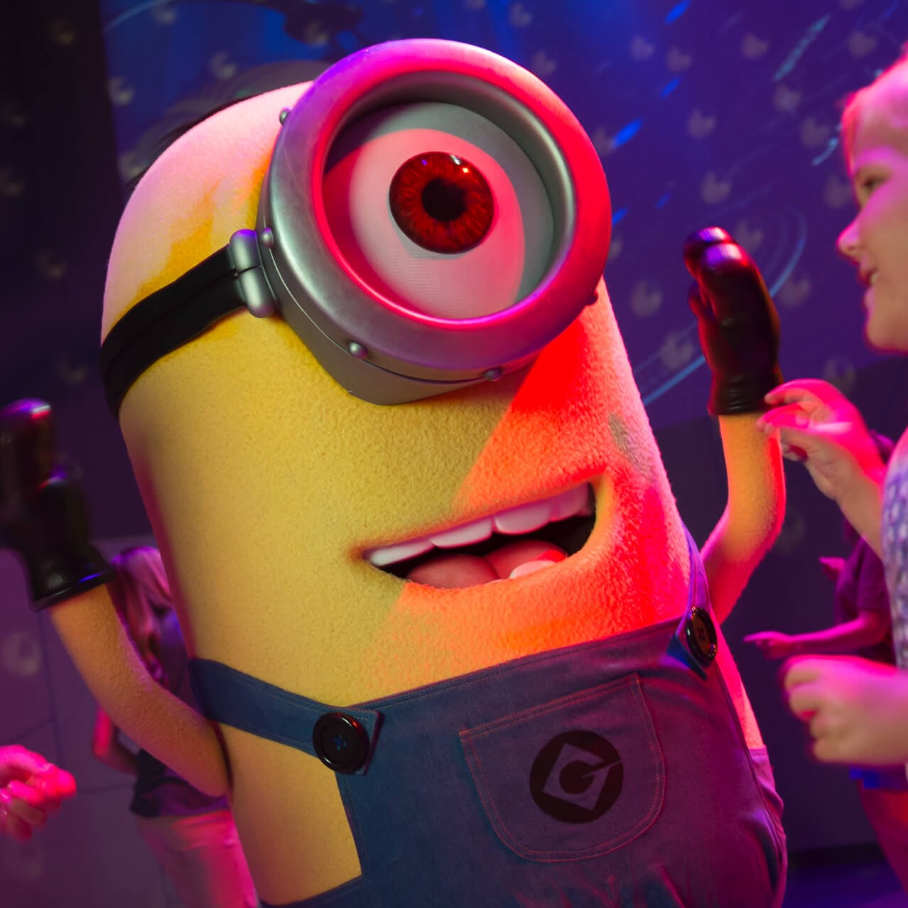 Un Minion baila con fans entusiasmadas, durante la fiesta de baile de los Minions, que ocurre al final de la atracción Despicable Me Minion Mayhem.