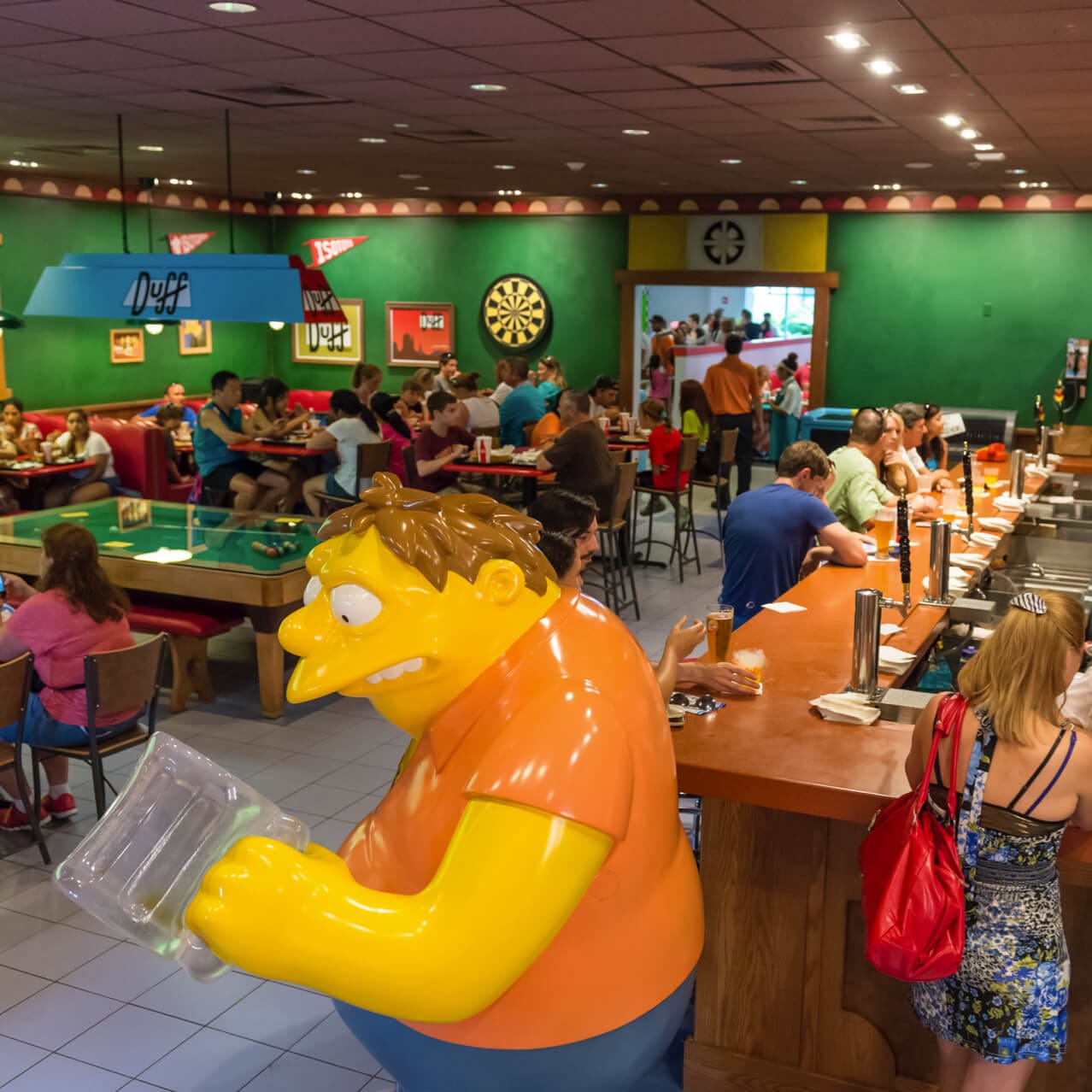 Una estatua de tamaño real del personaje de The Simpsons™ Barney Gumble en el interior de Moe's Tavern, en Universal Studios® Orlando.