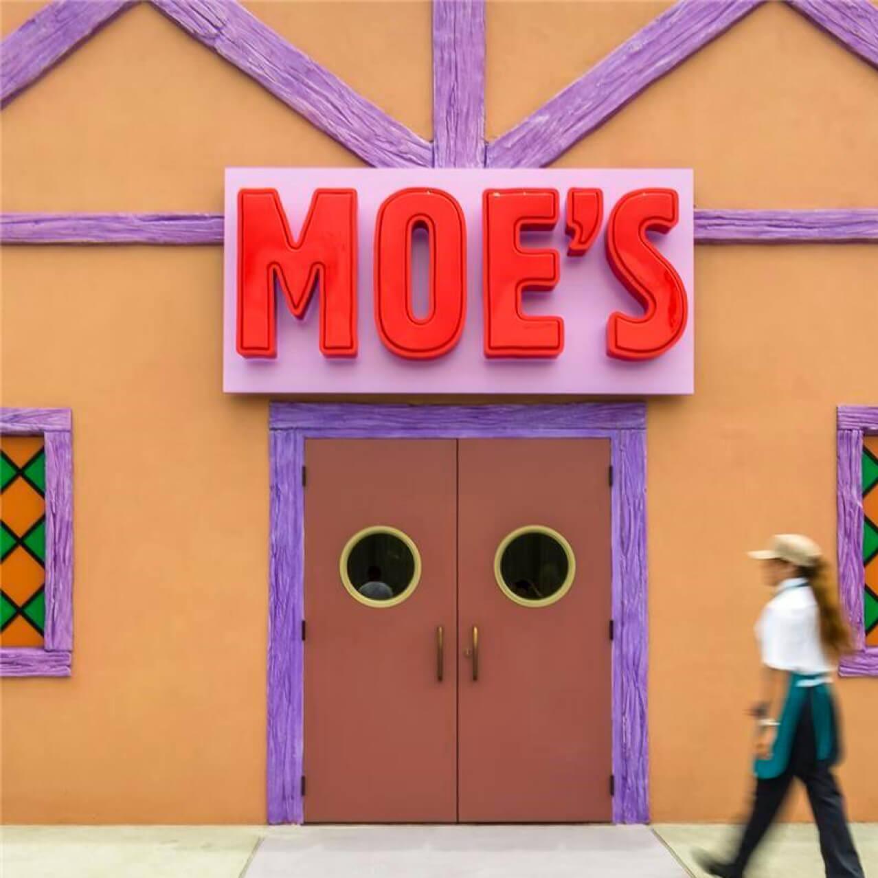 Entrada a Moe's Tavern, una recreación del bar del programa de televisión "The Simpsons™", ahora un bar real que puedes visitar en Universal Studios® Orlando.