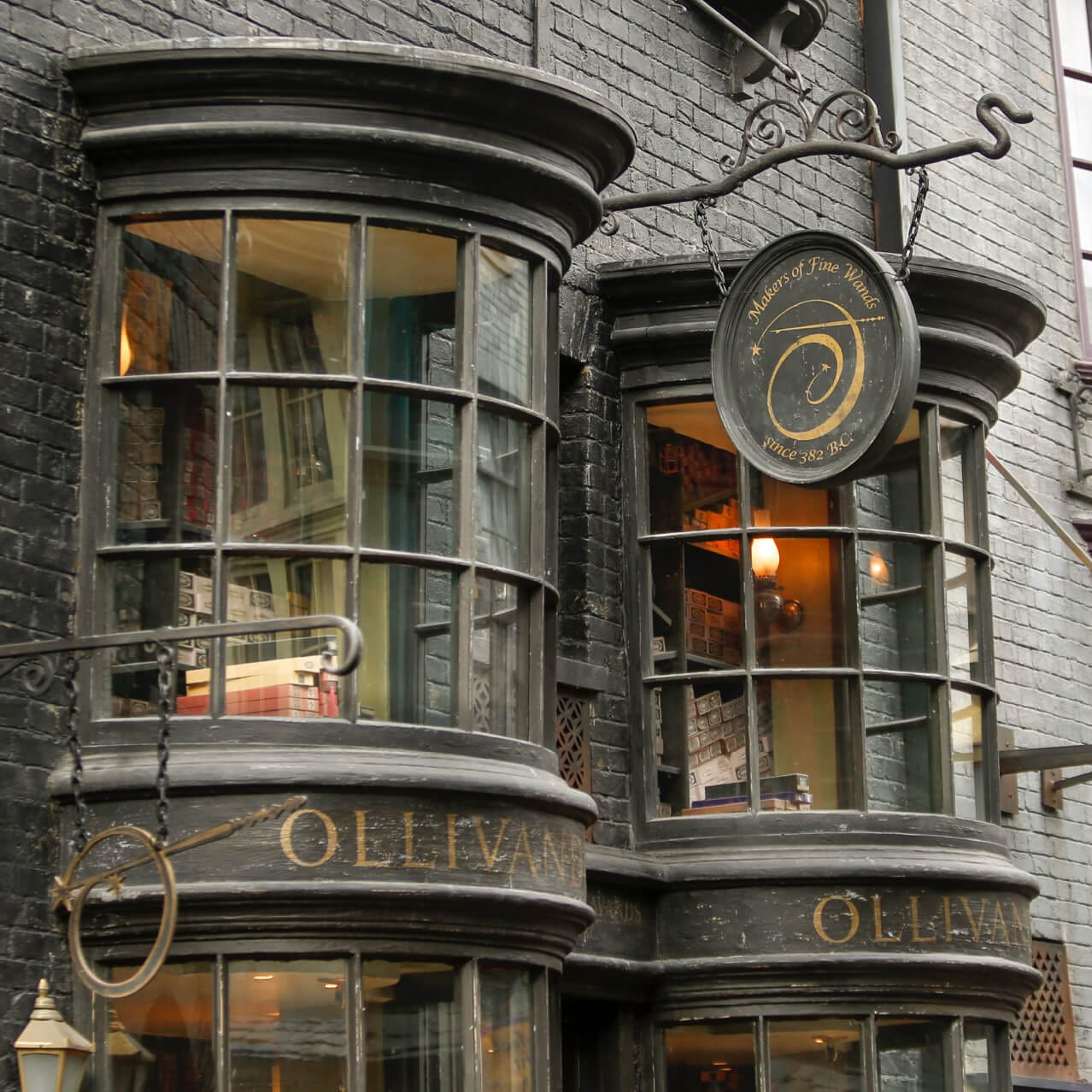 La entrada peculiar de la tienda de varitas mágicas de Ollivanders, ubicada en Diagon Alley de The Wizarding World of Harry Potter en Universal Studios de Orlando.