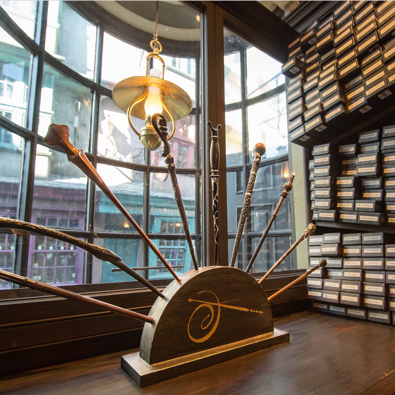 Harry Potter fue la inspiración para las varitas en exhibición dentro de la tienda de varitas mágicas de Ollivanders en Diagon Alley de The Wizarding World of Harry Potter en Universal Studios de Orlando.
