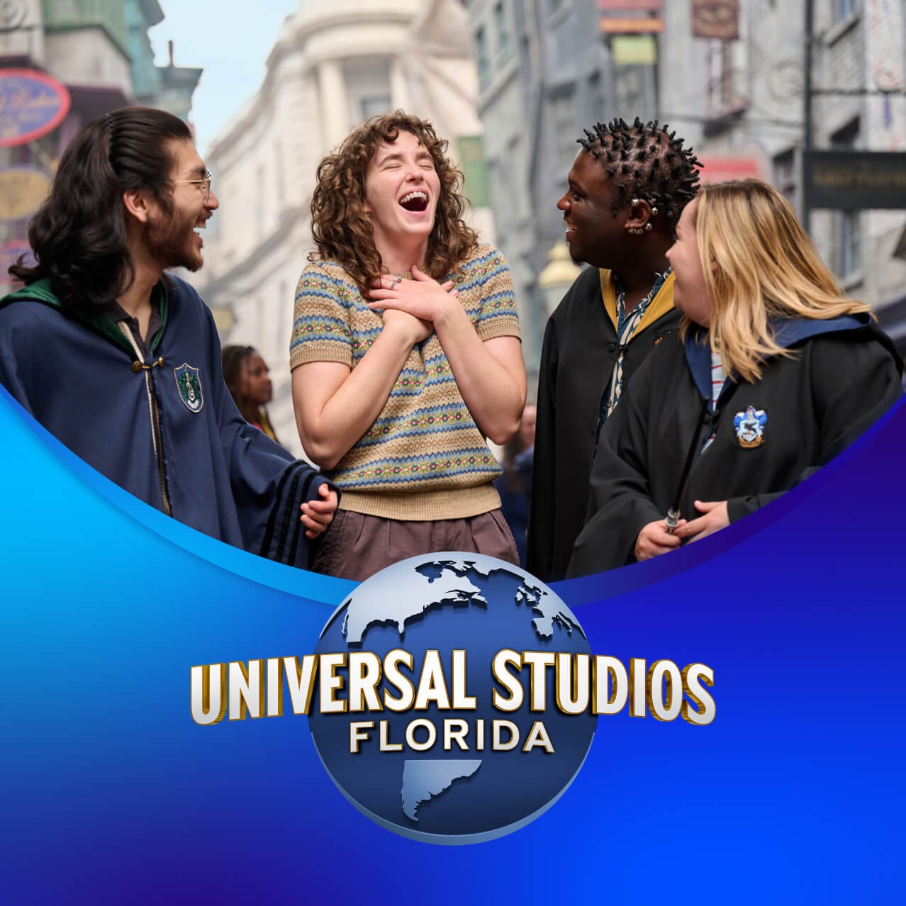Un Visitante ríe con alegría rodeado de amigos mientras usan túnicas de mago con Diagon Alley™ y el banco Gringotts™ de fondo.
