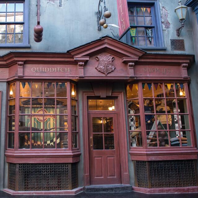 El exterior de Quality Quidditch Supplies, una tienda ambientada con productos de Harry Potter, en el área de Diagon Alley de Universal Studios en Orlando.