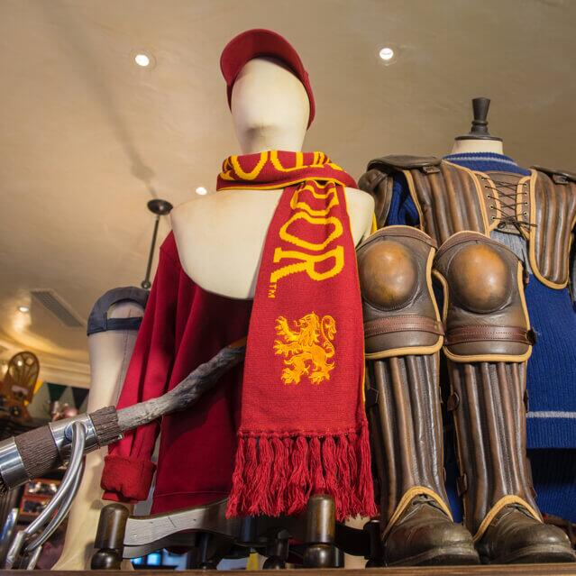Una bufanda Gryffindor y un uniforme de Quidditch dentro de la tienda Quality Quidditch Supplies de Diagon Alley, en The Wizarding World of Harry Potter de Universal Studios en Orlando.
