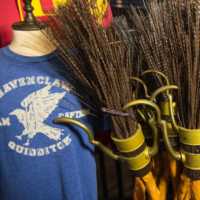 Imagen de cerca, de escobas a la venta en Quality Quidditch Supplies de Diagon Alley en The Wizarding World of Harry Potter de Universal Studios en Orlando.