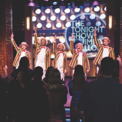 Dato breve 2 de Race Through New York Starring Jimmy Fallon. The Ragtime Gals actuando frente a una multitud pequeña