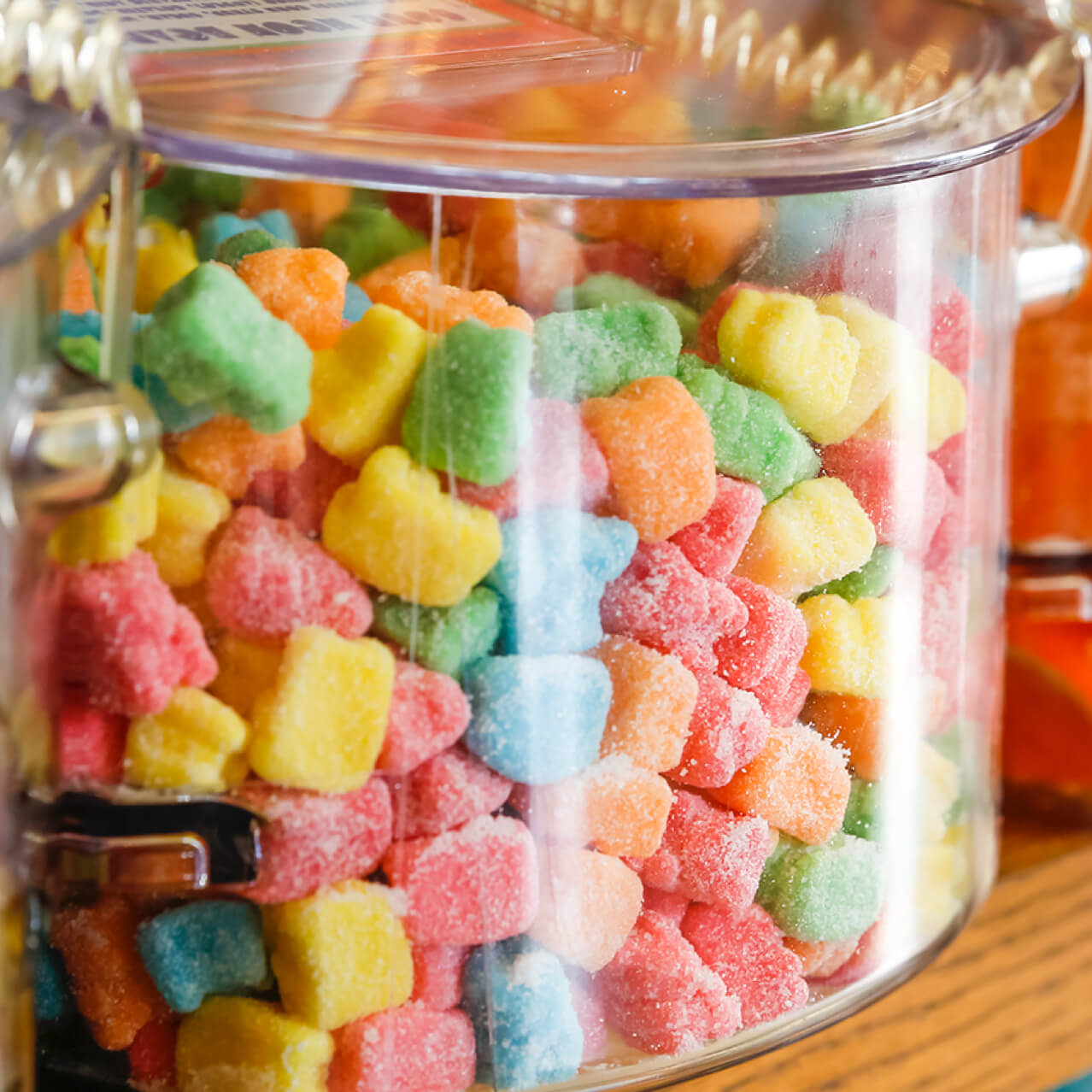 Un colorido frasco de ositos de gomitas en el estante de San Francisco Candy Company, una tienda de dulces en Universal Studios Orlando.