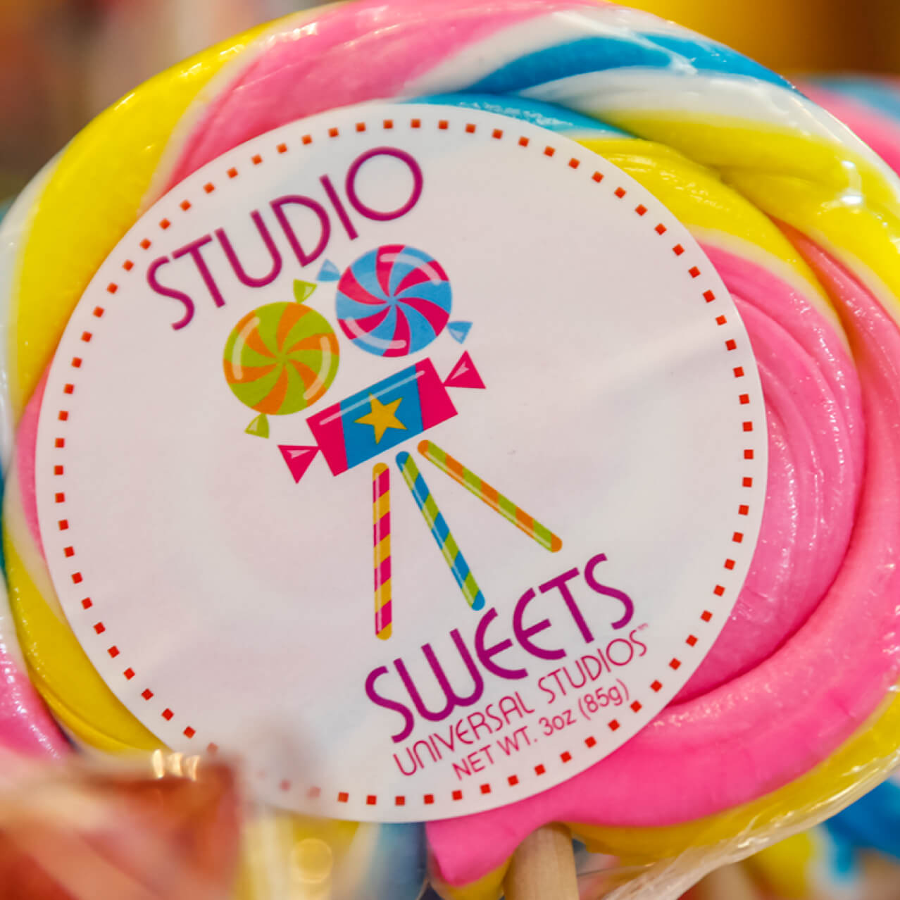 Una colorida paleta rosa, azul, amarilla y blanca en el interior de San Francisco Candy Factory, en Universal Orlando.