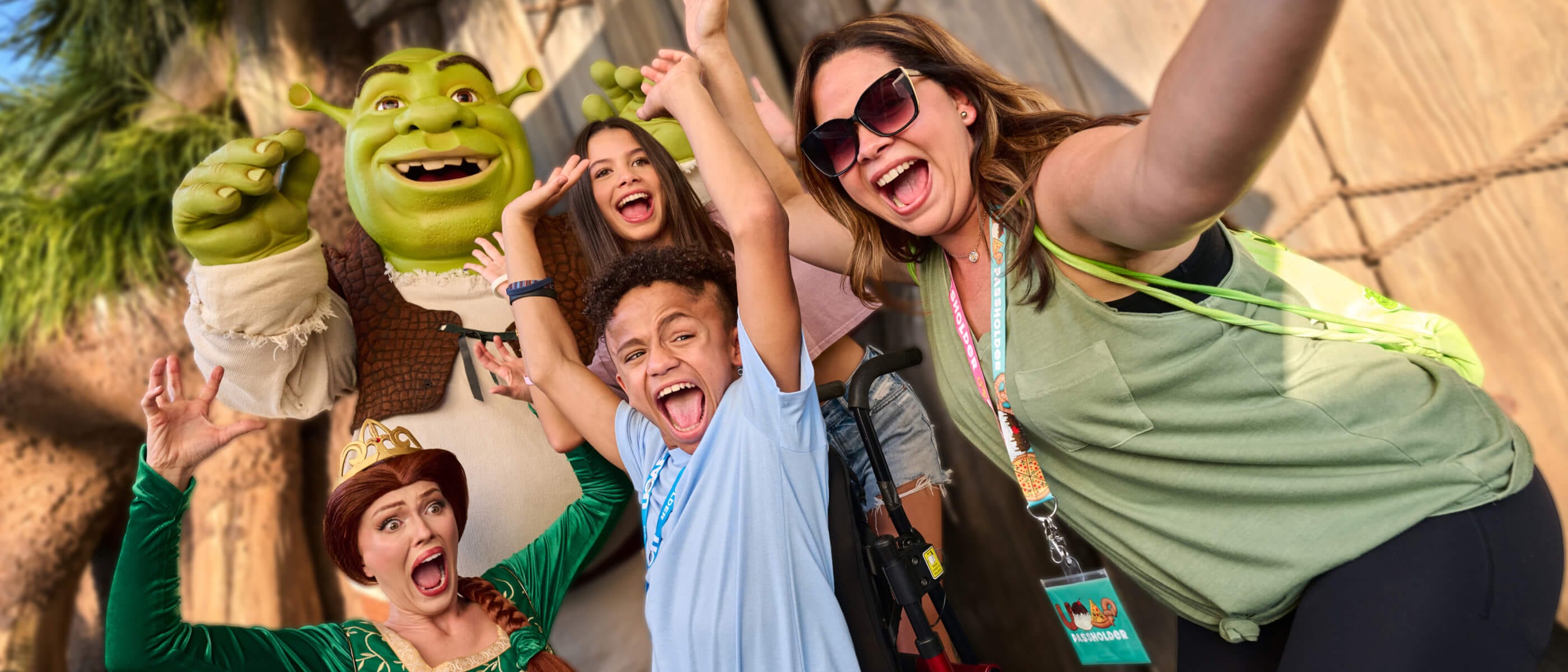 Una familia de tres personas se reúne con Fiona y Shrek en Shrek's Swamp Meet en Universal Studios Florida.