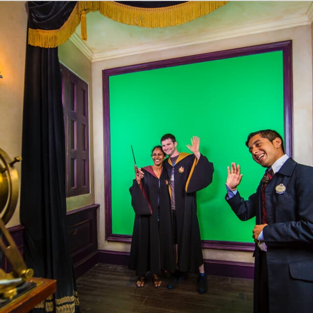 Visitantes pueden crear sus propios fotos hechizantes con movimiento dentro de Shutterbutton's de Diagon Alley en The Wizarding World of Harry Potter de Universal Studios en Orlando.