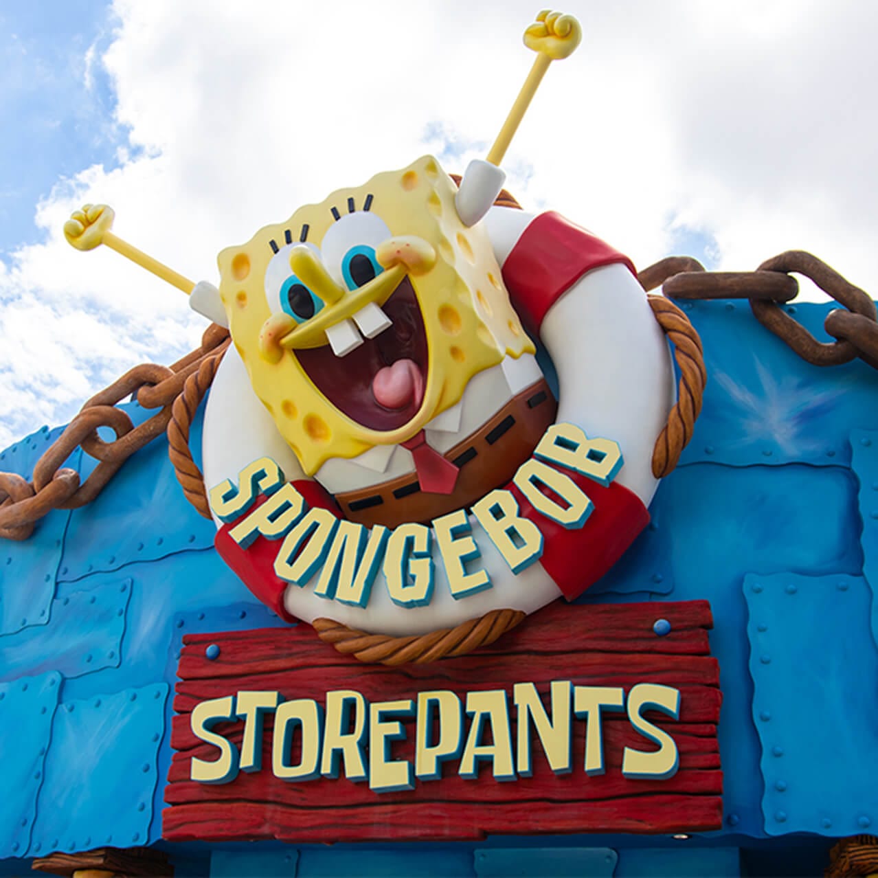 Bob Esponja emerge de un salvavidas en lo alto de la entrada de SpongeBob StorePants, una tienda temática de regalos náuticos en Universal Studios® Orlando.