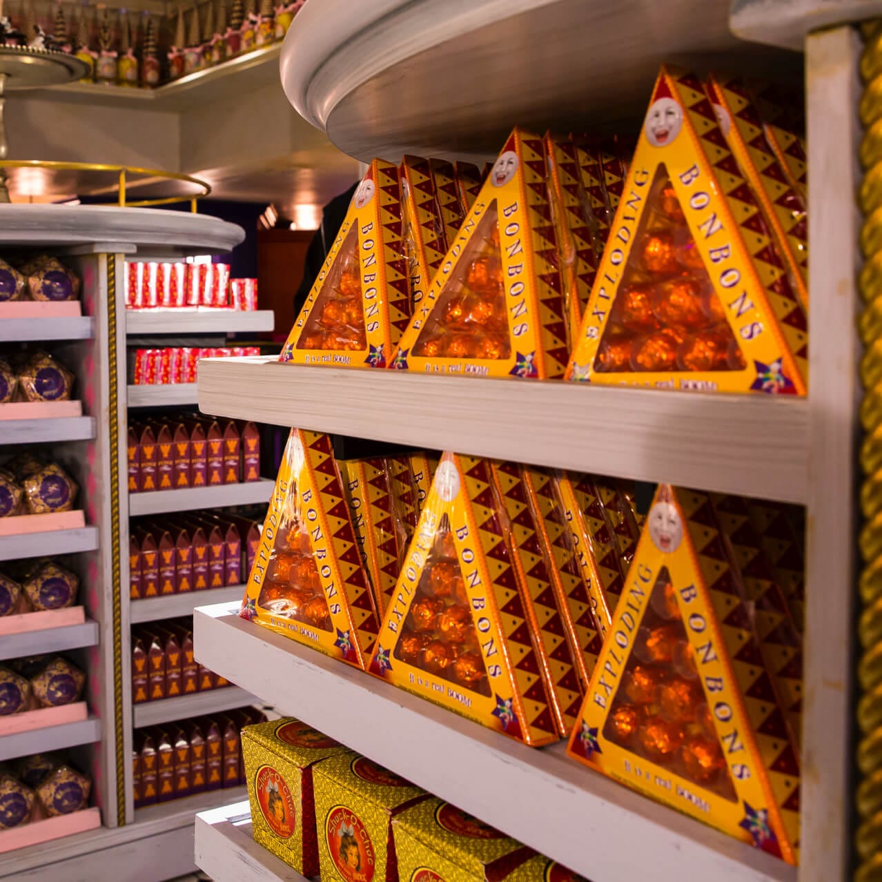 Un mostrador lleno de Exploding Bonbons y otras golosinas dentro de Sugarplum's Sweet Shop en Universal Studios Florida.