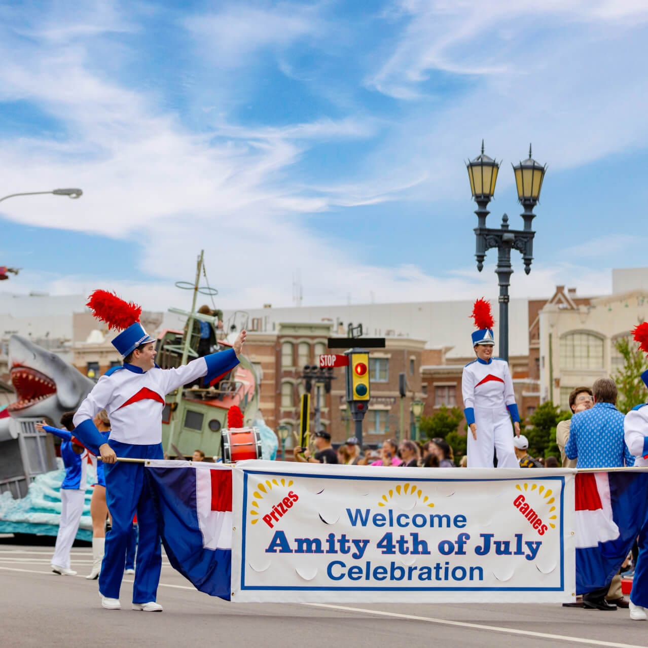 La carroza de Jaws va detrás de la banda de marcha de la escuela secundaria de Amity Island en el desfile Universal Mega Movie Parade.