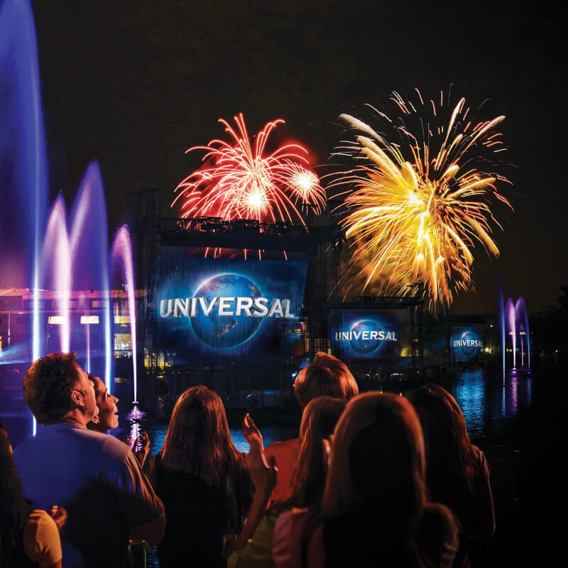 Visitantes ven fuegos artificiales en Universal’s Cinematic Spectacular.