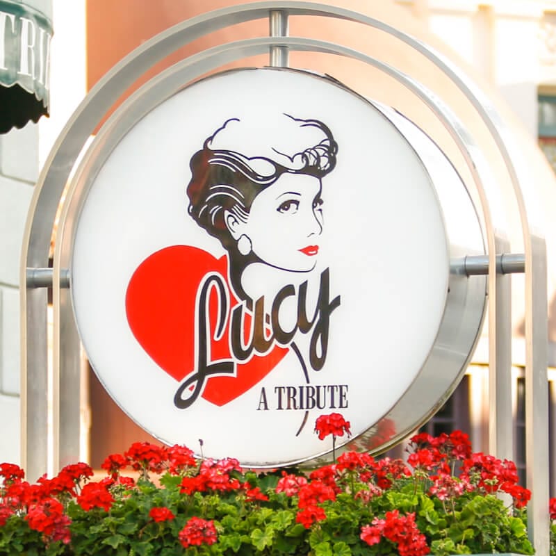 Un letrero con el mensaje “Lucy A Tribute” tiene un retrato de Lucille Ball, la famosa pelirroja honrada en esta antigua exhibición de Universal Studios Florida.