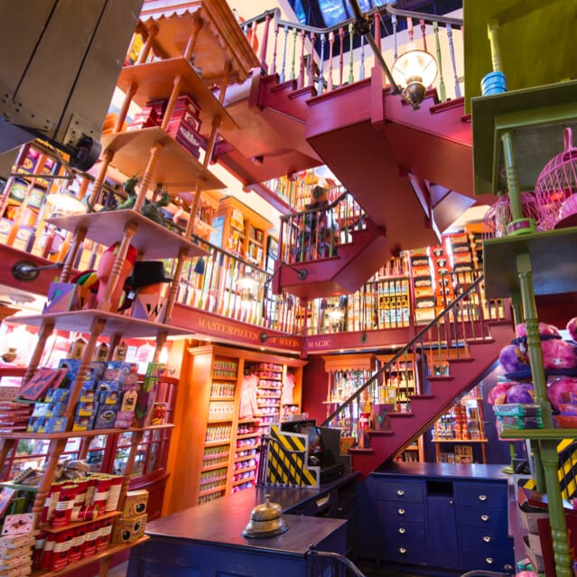 El interior brillante y colorido de Weasleys' Wizard Wheezes, una tienda de trucos con la temática de Harry Potter, en Universal Studios de Orlando.