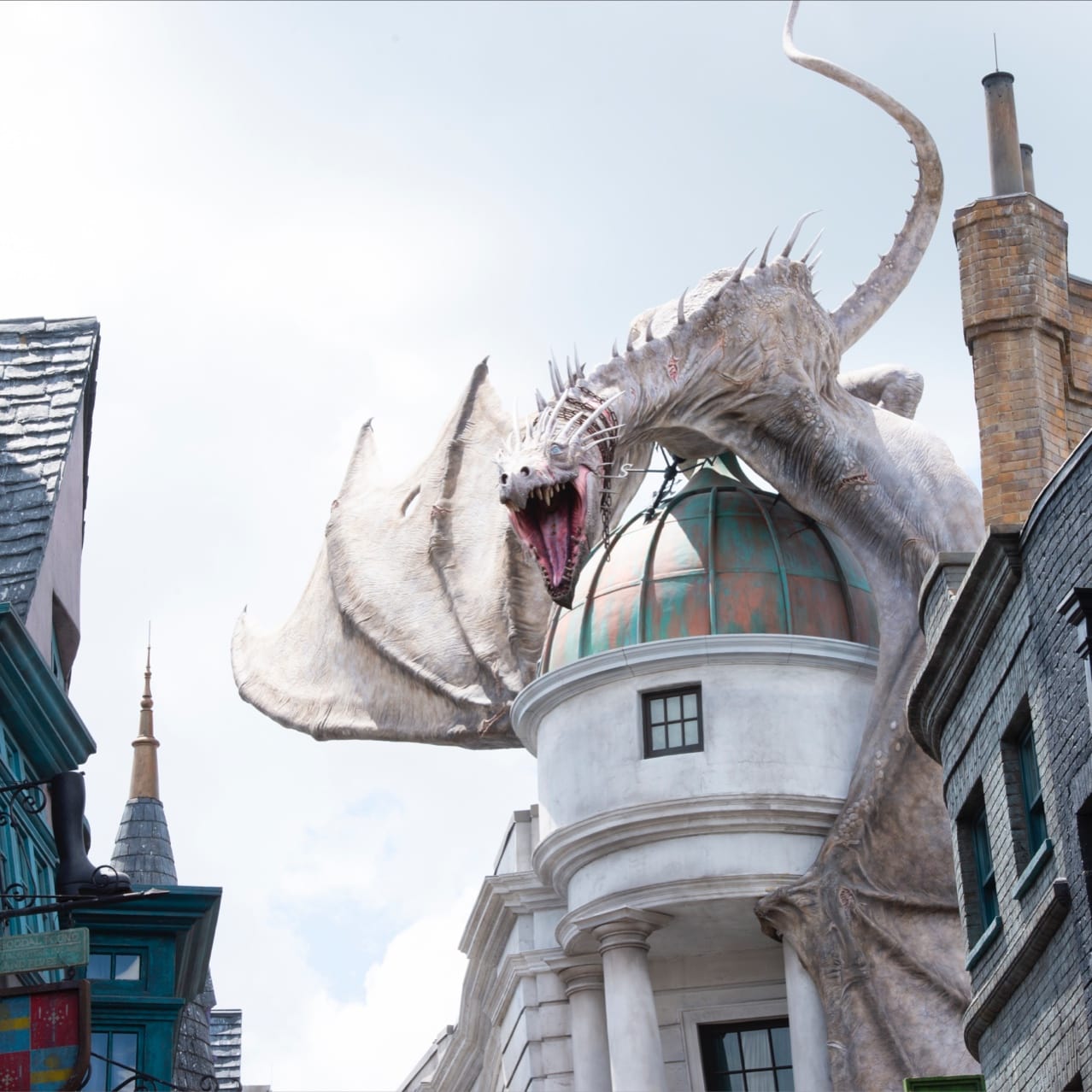 Dragon sentado en la parte superior de Gringotts Bank