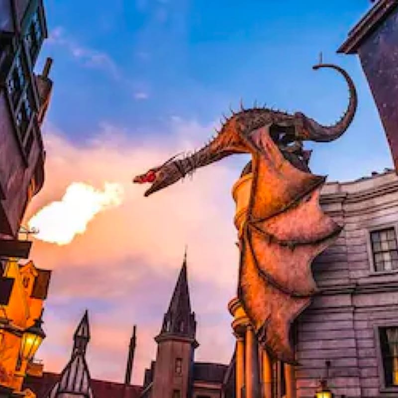 Dragón lanzando fuego en la parte superior de Gringotts