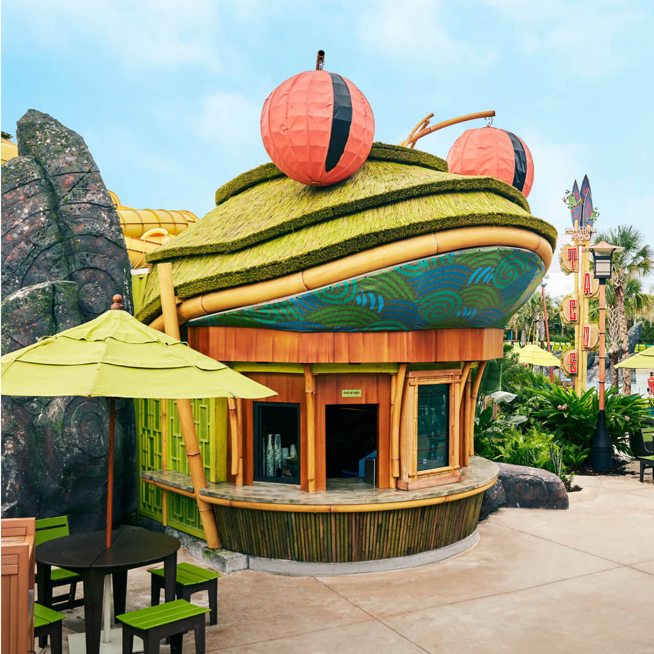 El puesto de tacos The Feasting Frog en Universal’s Volcano Bay es una cabaña de paja en forma de una rana verde tropical.