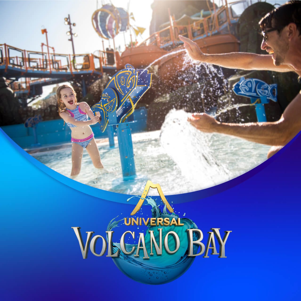 Una niña y un padre se ríen mientras lo rocía con una pistola de agua con temática de pescado, con el logotipo de Universal Volcano Bay en azul.
