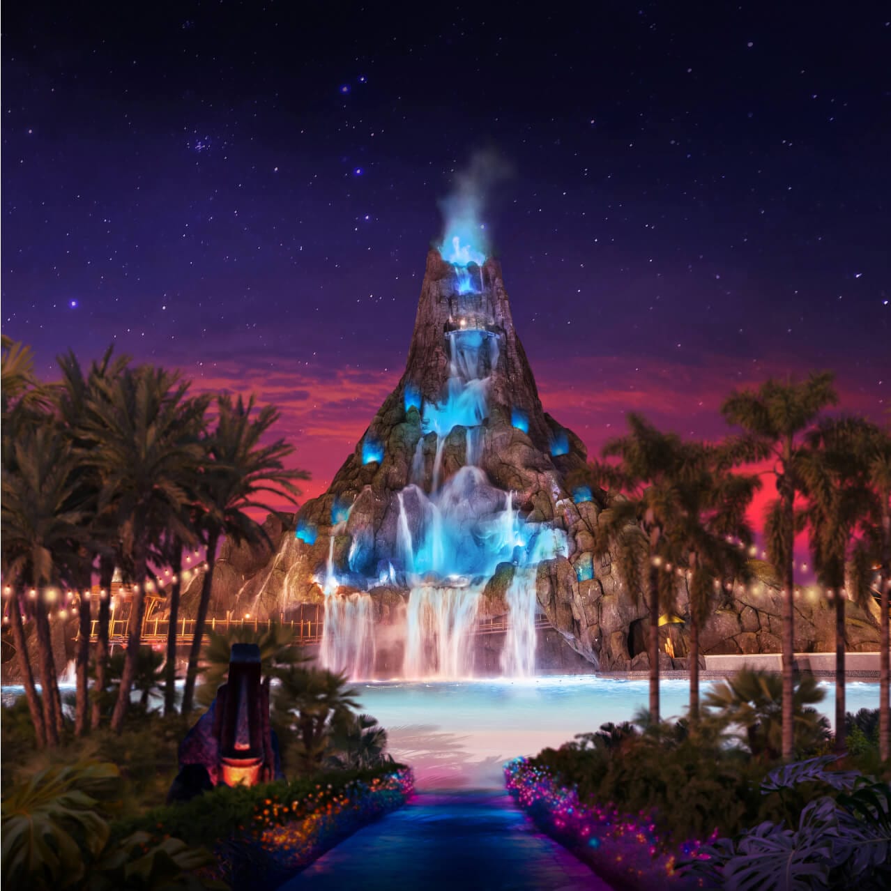 Vista del atardecer en Krakatau iluminado con luces azules brillantes durante Volcano Bay Nights en Universal Volcano Bay.