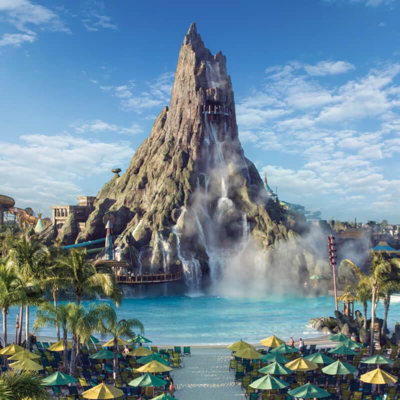 En el parque acuático temático Universal Volcano Bay, puedes pasar el día relajándote entre la belleza tropical y divirtiéndote en emocionantes atracciones acuáticas.