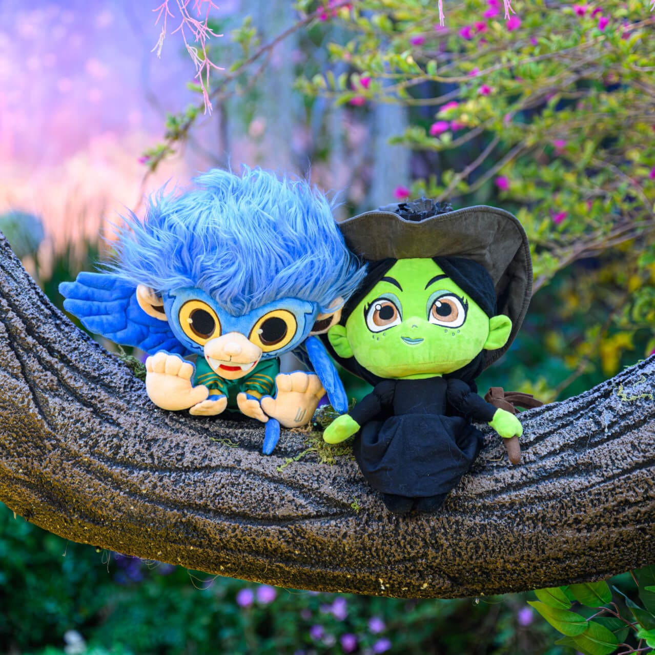 Mercancía de Wicked: For Good, que incluye dos peluches con la forma de Elphaba y Chistery.