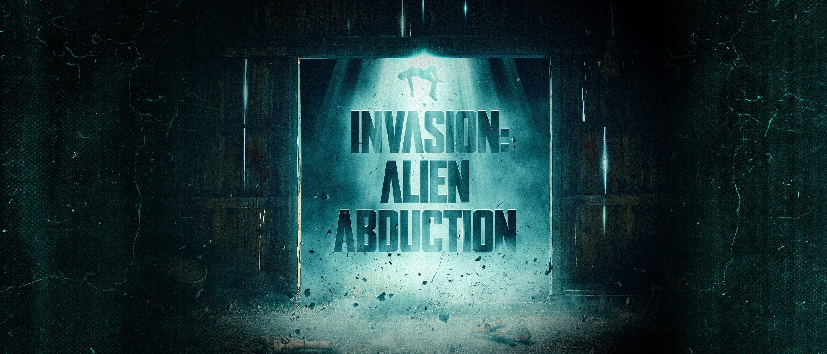 Una gran puerta abierta con las palabras "INVASION: ALIEN ABDUCTION" y la silueta de una persona levantada por un haz de luz.